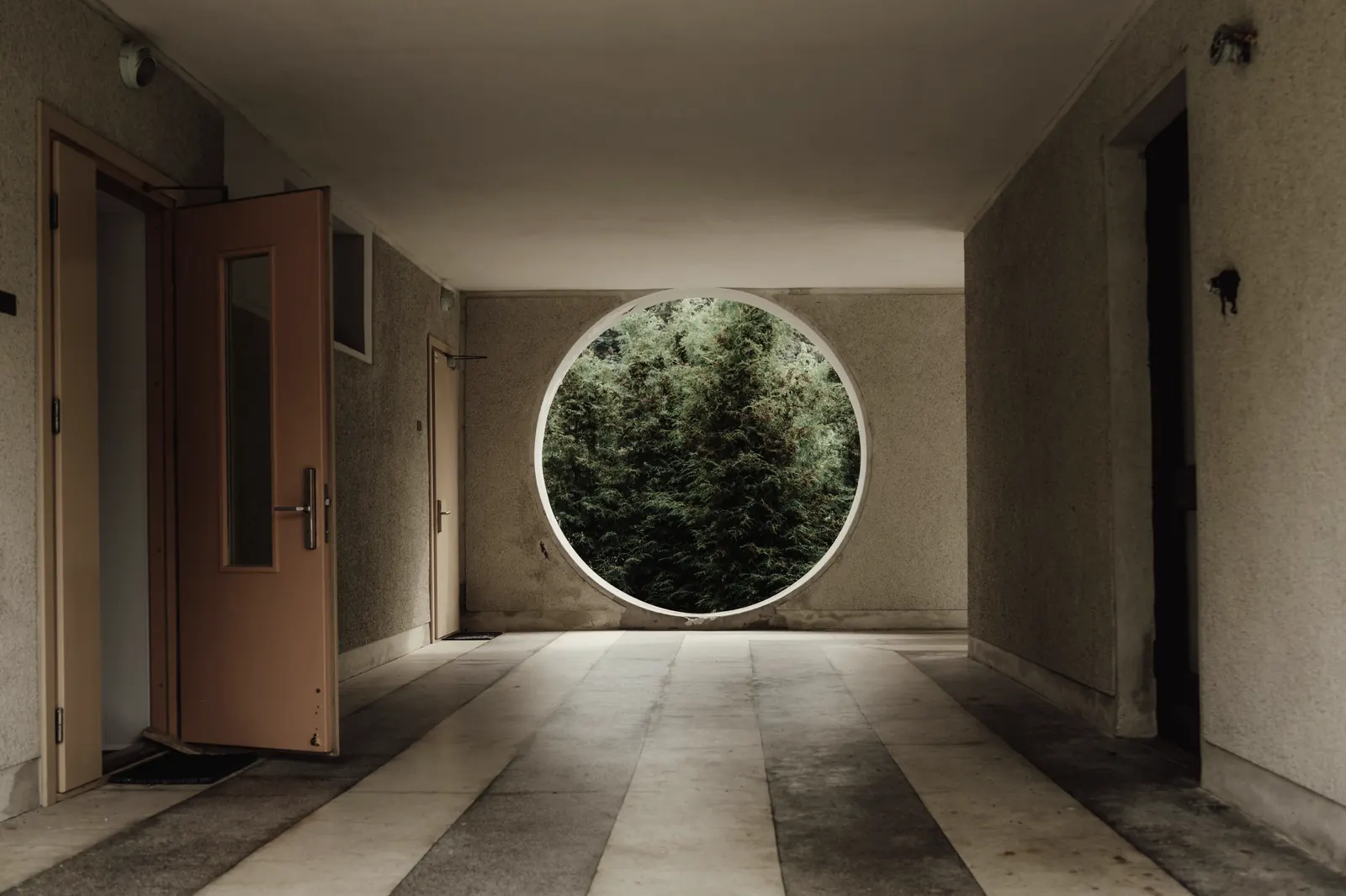 Pasillo con ventana al bosque