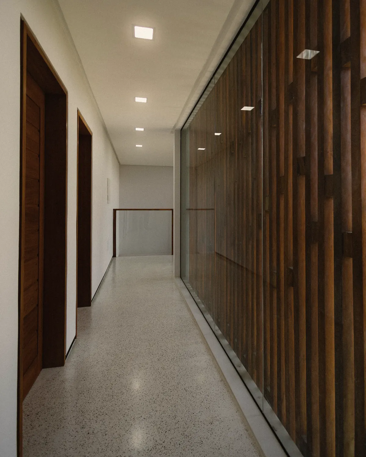 Pasillo con lamas de madera
